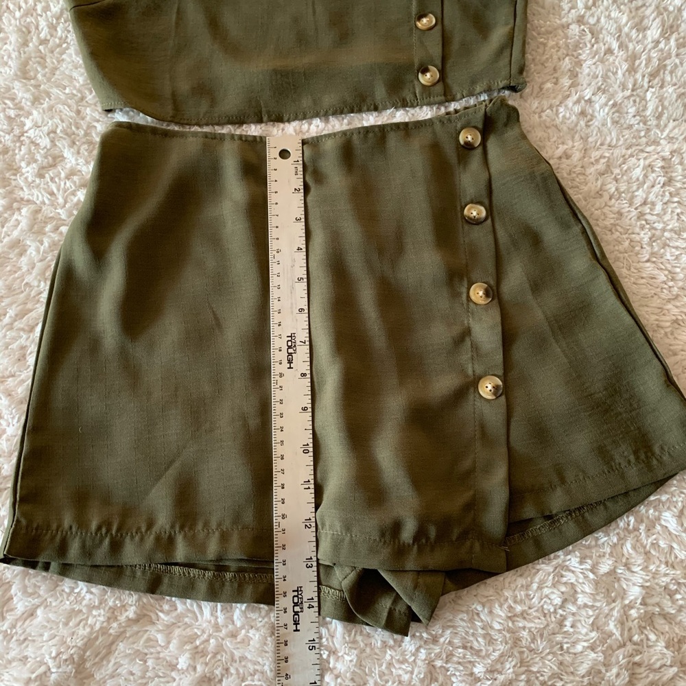 2 piece set - Olive green buttoned crop top skort - Picture 8 of 10